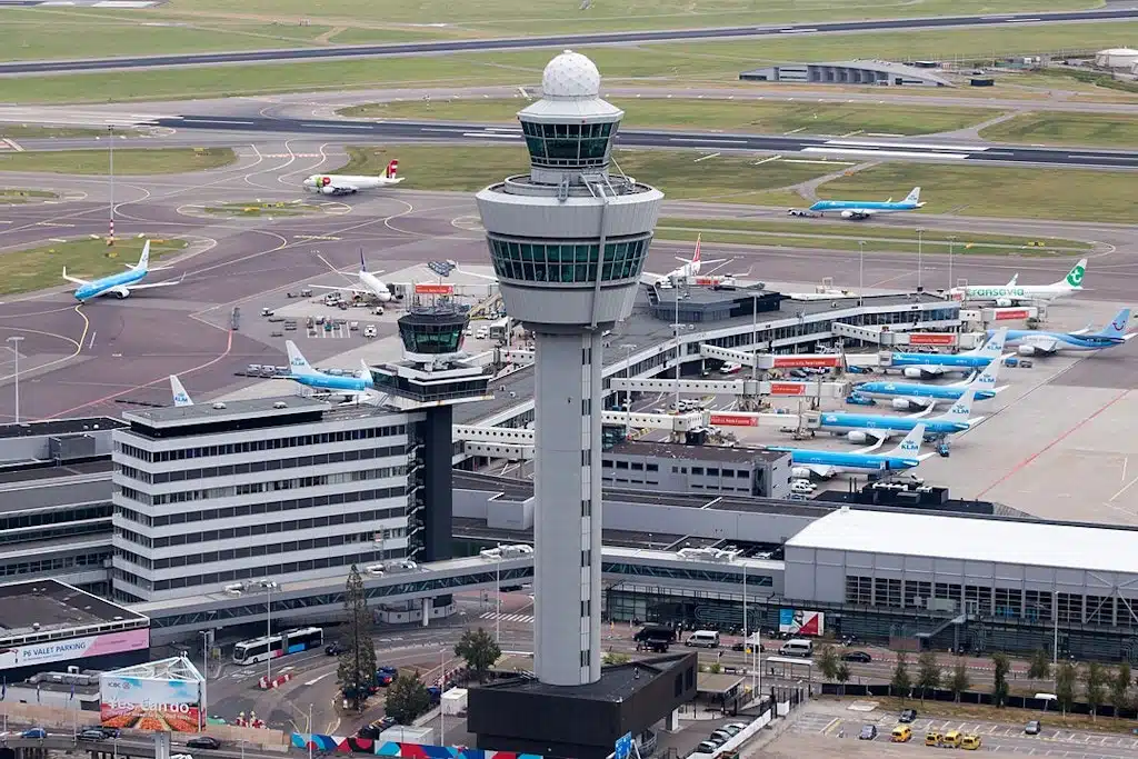 Exploration du plus grand aéroport d'Europe histoire, fonctionnalités et faits fascinants